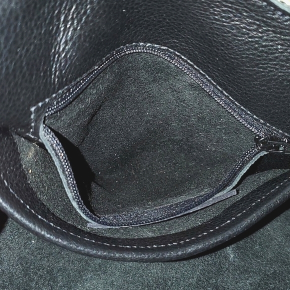 Thomas Leathers The DAZ (Double Angled Zipper) Crossbody Bag - Picture 8 of 16